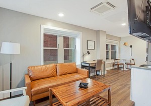 FRONTDESK Bright Studio Apt near Union Station