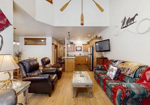 Golf course-view condo w/private patio & shared pools, hot tub, gym & more