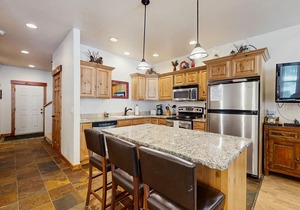 Golf course-view condo w/private patio & shared pools, hot tub, gym & more
