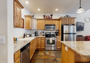 Golf course-view condo w/private patio & shared pools, hot tub, gym & more