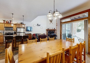 Golf course-view condo w/private patio & shared pools, hot tub, gym & more