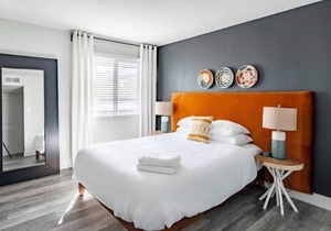 Gorgeous CozySuites in Camelback w/pool, parking! 09