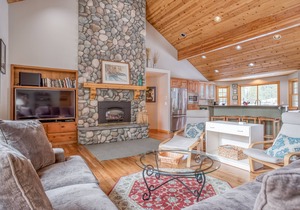 Immaculate Single Level 4 Bedroom Home with Hot Tub and SHARC Passes!