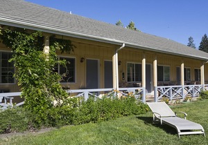 Kitchenette with Queen Bed - The Lodge At Blue Lakes