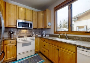 Luxurious Townhome Featuring a Shared Pool and Shuttle
