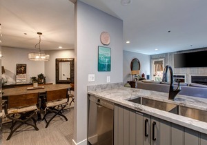 Luxury Condo, Great Location, Community Amenities & Year-Round Recreation! PC Silver Cliff 101