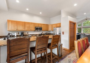 Luxury Home-Walk to everything in Frisco. Hot tub, ski, fireplace 3BD, 3.5BA