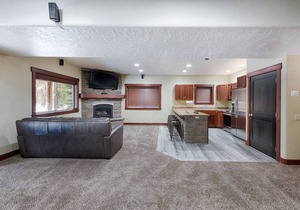 Magic McCall Cabin and Studio for Larger Groups with HOT TUB