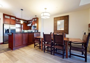 Modern 5-Star Townhome, Private Hot Tub, Gas Grill & Garage. Serene Location