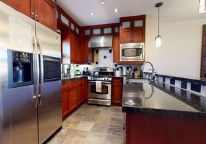 Modern 5-Star Townhome, Private Hot Tub, Gas Grill & Garage. Serene Location