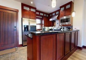 Modern 5-Star Townhome, Private Hot Tub, Gas Grill & Garage. Serene Location