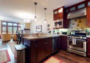 Modern Home, Great Mountain Views, Private Hot Tub, Gas Grill & Washer/Dryer