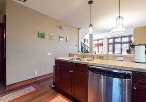 Modern Home, Great Mountain Views, Private Hot Tub, Gas Grill & Washer/Dryer