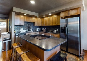 Modern mountain escape near the slopes with pool/hot tub on-site, fast WiFi