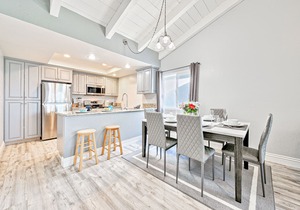 Nice Balboa hidden gem with a private balcony & a view