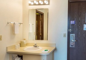 Pleasant Stay, Convenient Location! Near Shelby Splash Park and Pool