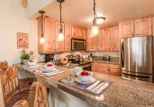 Remodeled Cabin, Near The Village & Trails, Complex Pool & Hot Tub