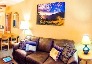 Remodeled Village Lodge Condo, 55" Smart 4k HDTV w/Netflix, .