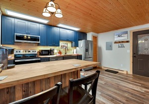 Riverfront Retreat Fireplace Close to RMNP