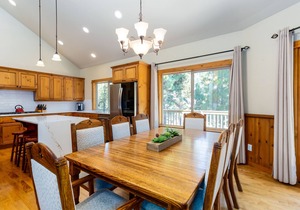 ROCK11-Spacious Home w. A/C, Ping Pong, Hot Tub