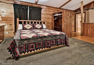 Secluded Cabin in the woods Wifi Jacuzzi Fireplace
