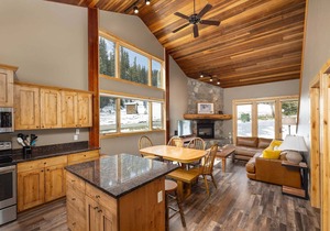 Ski-in/out condo w/great views, electric burning fireplace & great location! - Big Horn Powder Run