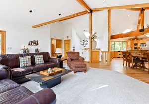 Spacious House with Private Hot Tub, Golf Course Views & Furnished Outdoor Living