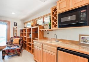 Spacious House with Private Hot Tub, Golf Course Views & Furnished Outdoor Living