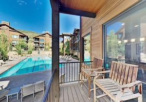 Steps to Frostwood Gondola! Luxury Townhome with Olympic Pool, Hot Tub & Gym