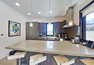 Steps to Frostwood Gondola! Luxury Townhome with Olympic Pool, Hot Tub & Gym