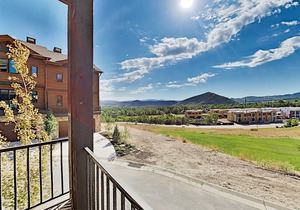 Steps to Frostwood Gondola! Luxury Townhome with Olympic Pool, Hot Tub & Gym