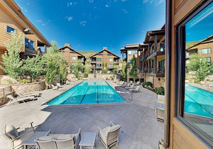 Steps to Frostwood Gondola! Luxury Townhome with Olympic Pool, Hot Tub & Gym
