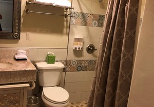 The Tucson Room-Within Walking distance to all bars/Restaurants/Shops