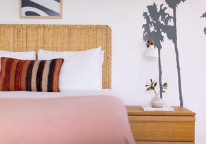 The Wesley Studio 5 by AvantStay | Mid-Century Modern Queen Studio