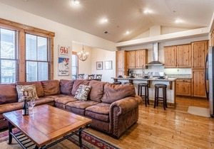 Townhome Close to the Shuttle! Shared Hot Tub! Mountain Views!