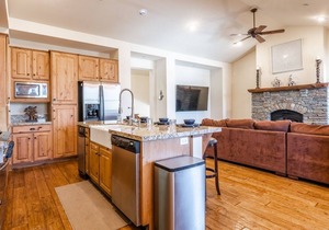 Townhome Close to the Shuttle! Shared Hot Tub! Mountain Views!