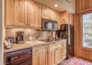 Upper-Level Condo with Mt. Bachelor Village Hot Tub, Pool Access!