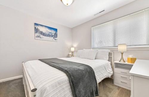 Cheyenne Meadows House | ᨒStylish 4BR | Movie Lounge | 10 min to Ft Carsonᨒ