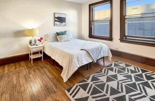 Downtown Des Moines Apartment | 1 Bed Apt on Grand - Walk to 3 Breweries!