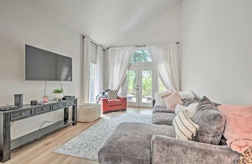 Grants Pass House | 1 Mi to Drinks & Dining: Getaway in Grants Pass