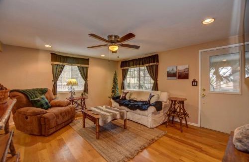 Mountain Club House | 1 Mi to Dtwn Prescott: Quiet Cabin in the Pines!