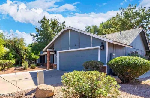 Gilbert House | 1 mile from Downtown Gilbert! Big Backyard. 3BDRM.