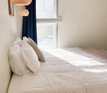 Billings House | 1 Min to Hospitals Spacious 4 Bed Stay
