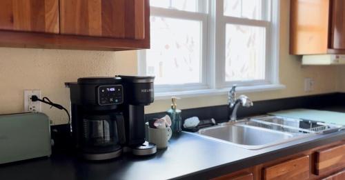 Billings House | 1 Min to Hospitals Spacious 4 Bed Stay