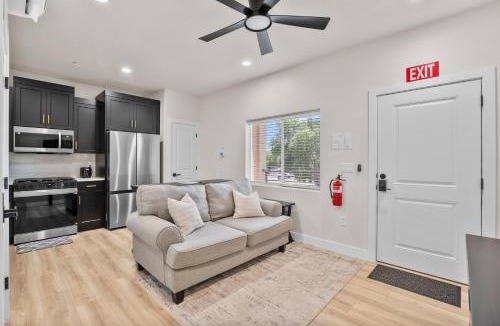 Hurricane Apartment | 1 - Modern Loft Getaway 25 Min to Zion, Walk to Food and Parks