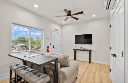 Hurricane Apartment | 1 - Modern Loft Getaway 25 Min to Zion, Walk to Food and Parks