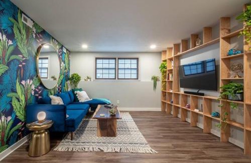Oread Apartment | [1] Sugar Skull Sanctuary Walk to MASS/KU/Dining!