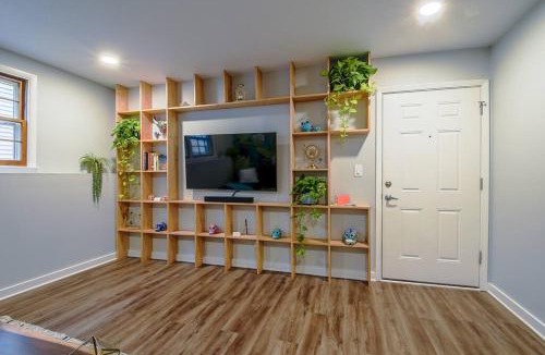 Oread Apartment | [1] Sugar Skull Sanctuary Walk to MASS/KU/Dining!