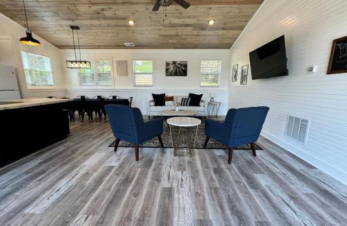Dry Ridge House | 100 Acre Relaxing Retreat Near ARK- The Cabin