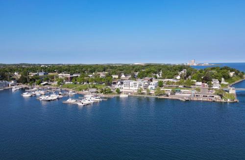 Charlevoix House | 116 Edgewater Inn